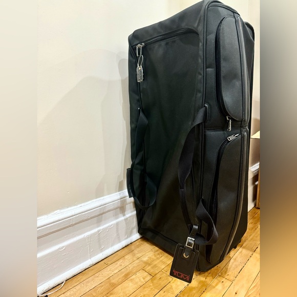 Tumi luggage bag. - Picture 2 of 7